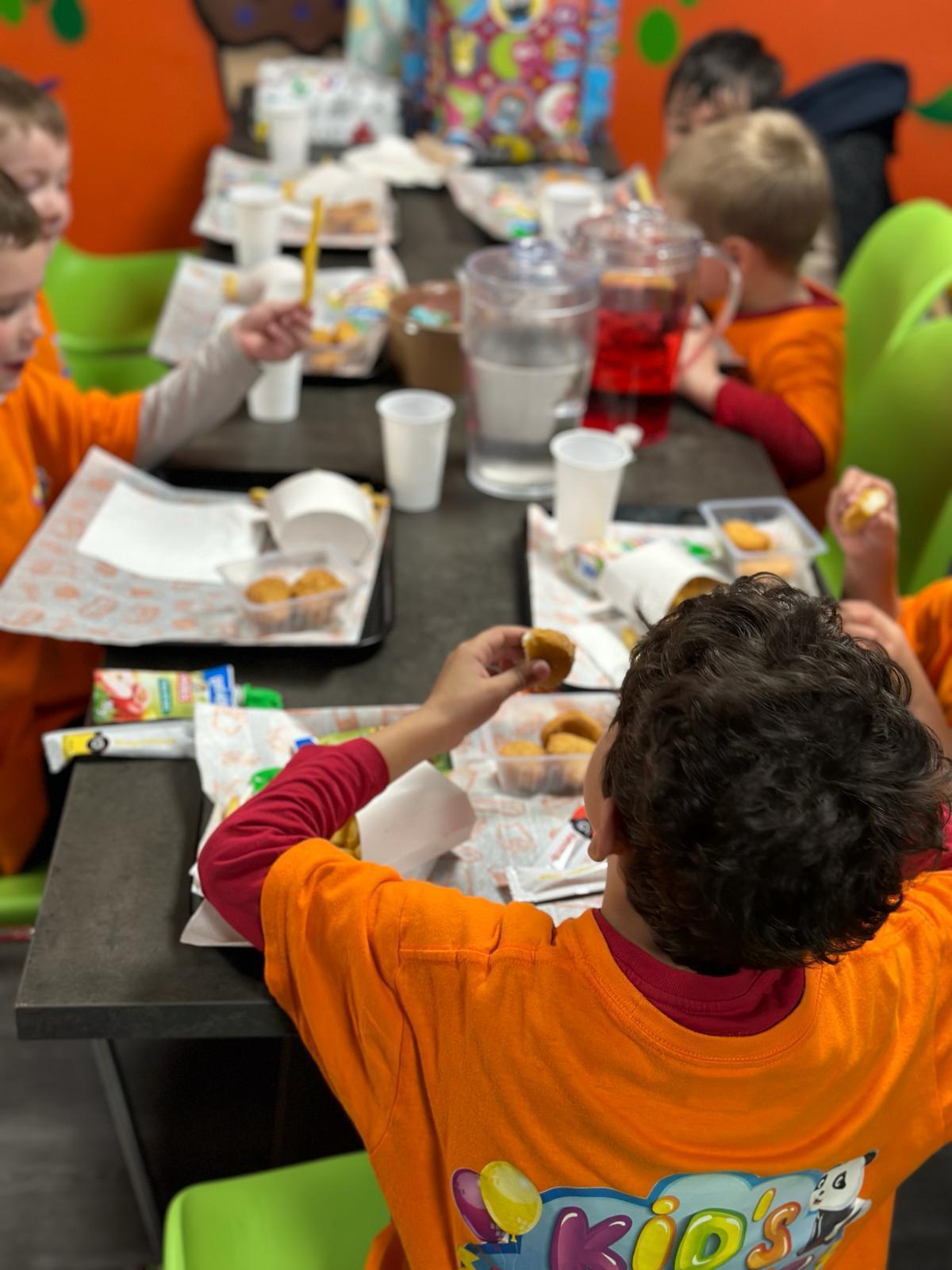Enfants mangeant nuggets et frites