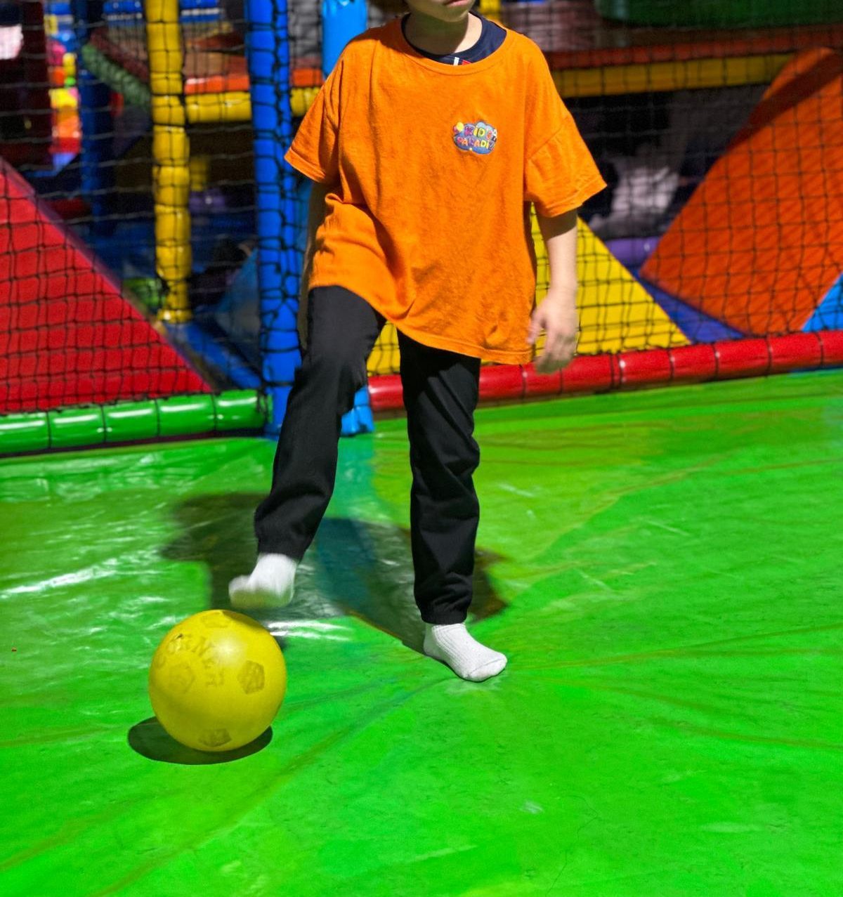 Enfant jouant au foot