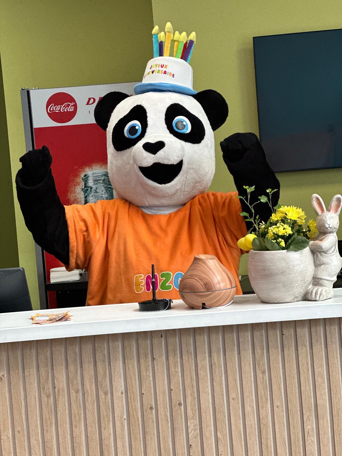Mascotte panda à la caisse