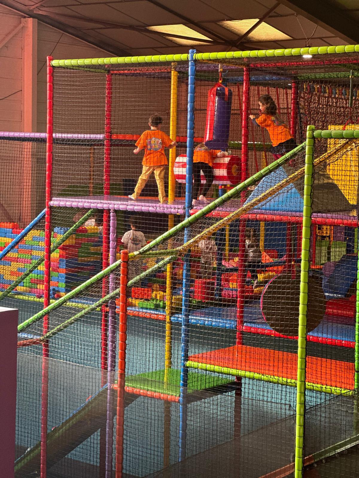 Groupe d'enfants dans le parc Kid's Paradiz