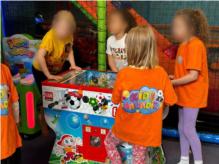 Enfants dans l'espace arcade
