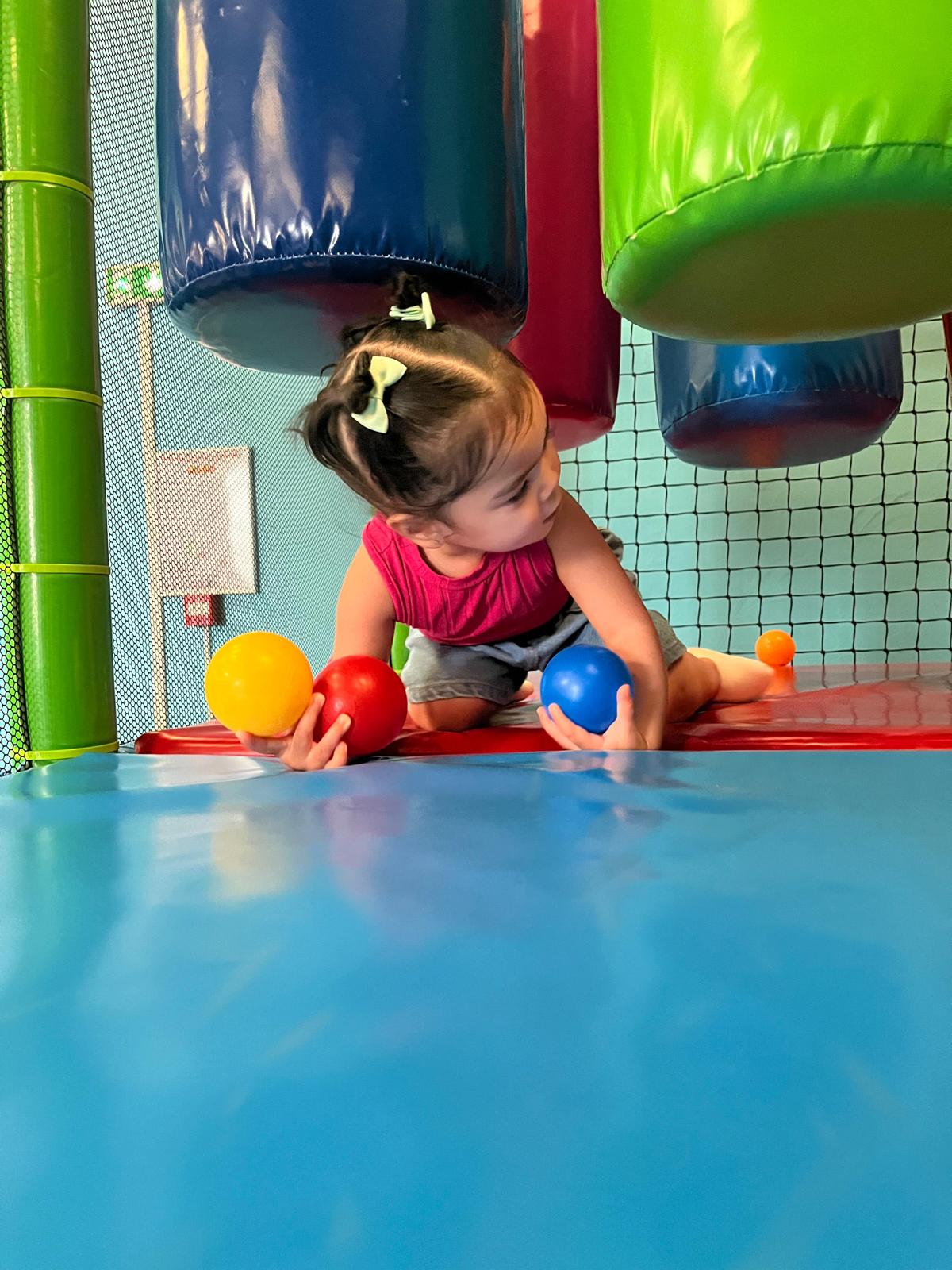 Bébé jouant à Kid's Paradiz