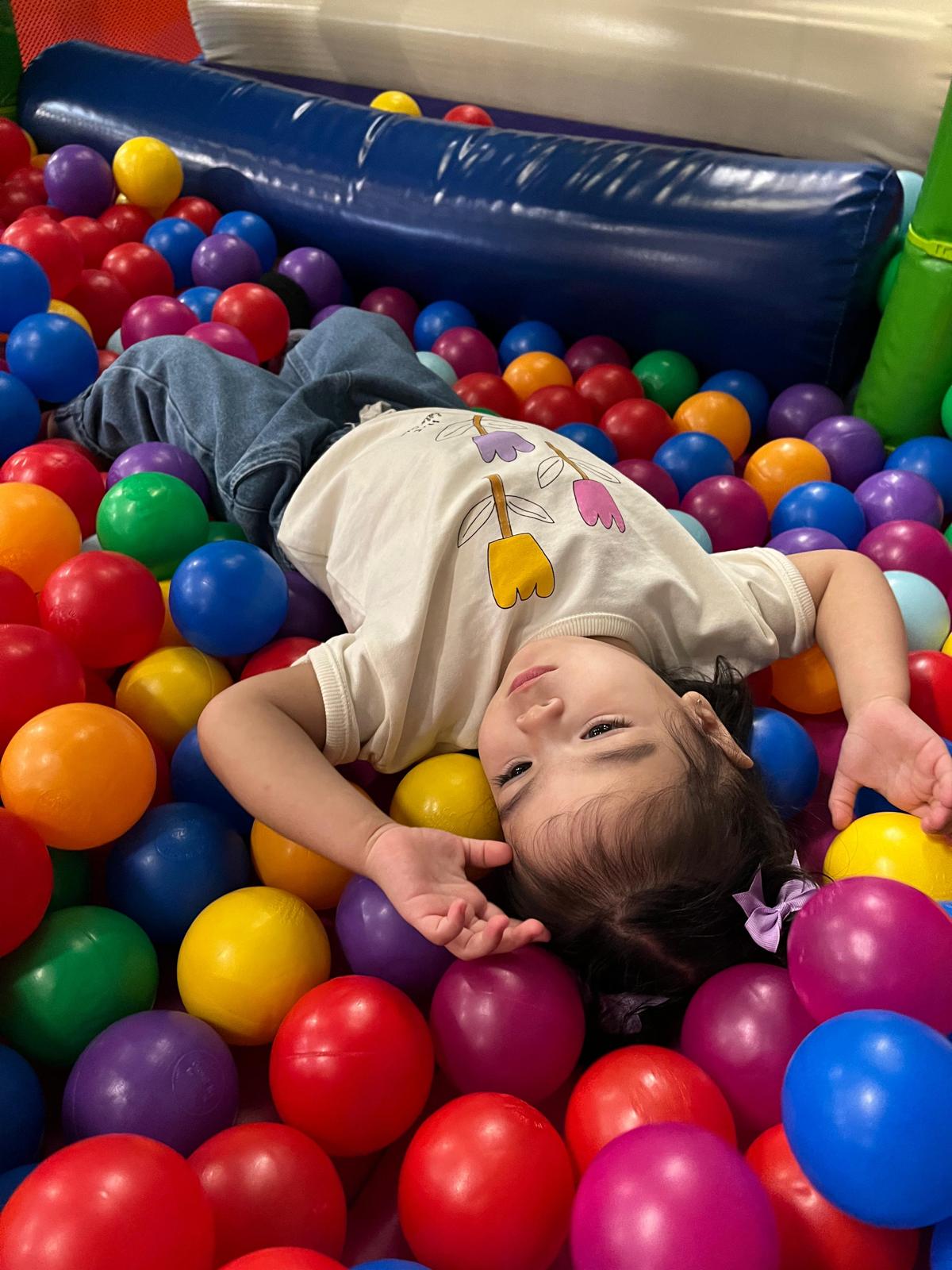 Enfant allongé piscine à balles