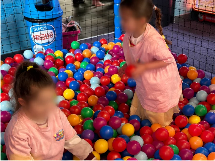 Enfants dans la piscine à balles